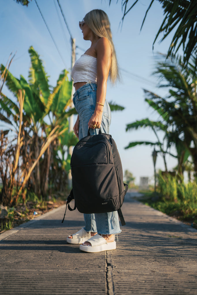 Swiss Peak AWARE™ modern 15.6" laptop backpack