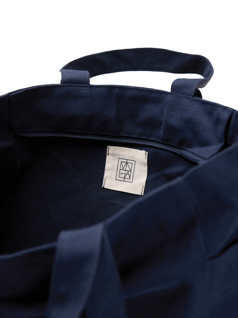 VINGA Hilo AWARE™ recycled canvas zip tote